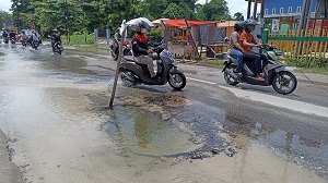 Pipa PDAM bocor di Jalan Kulim, Kecamatan Senapelan (foto/mat)